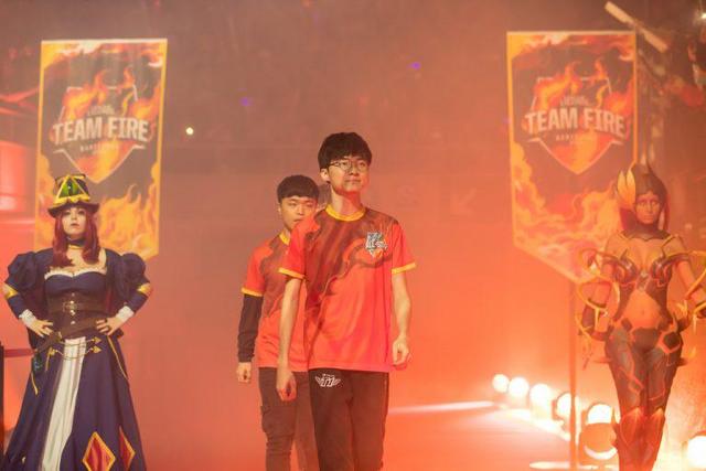 暴怒砸桌！兄弟相残致右手骨折，勒布伦自毁前程退出两大国际赛事.