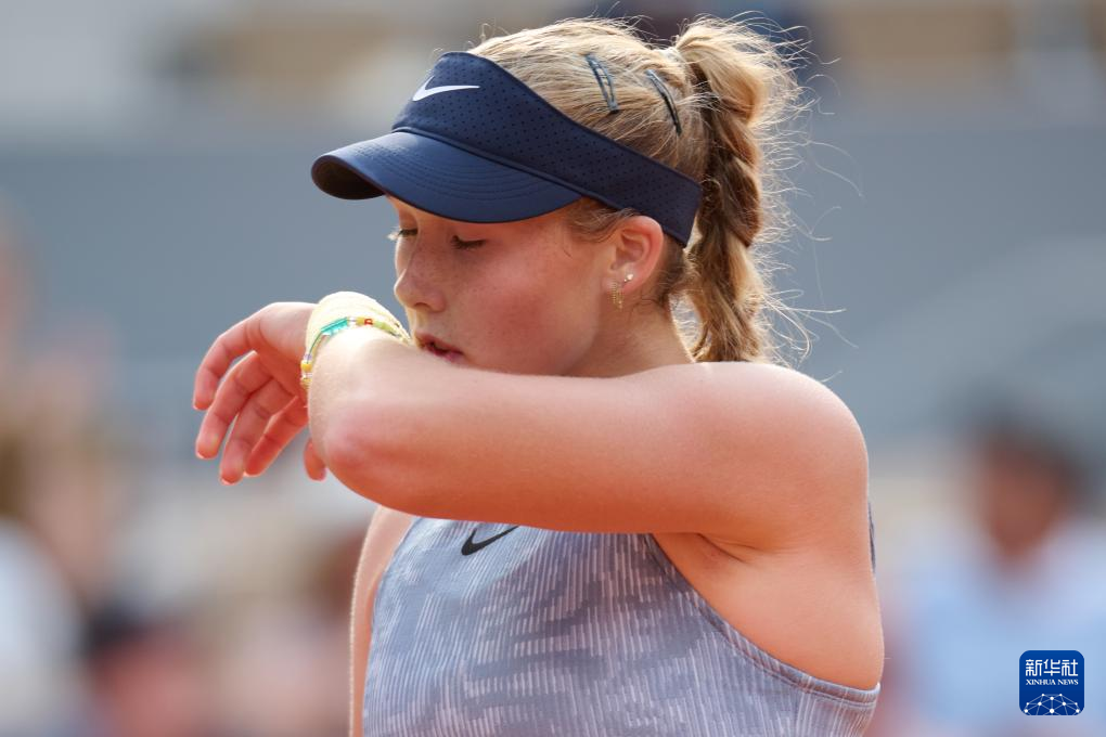 暴怒砸桌!兄弟相残致右手骨折,勒布伦自毁前程退出两大国际赛事.